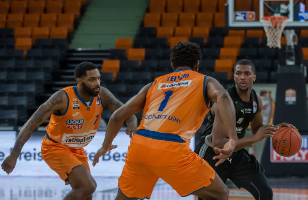 队稳住局面 队稳住局面